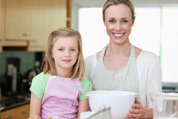 Mother and daughter with bowl in the kitchen — Stock Photo, Image