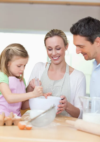 Familjen förbereder cookies tillsammans — Stockfoto