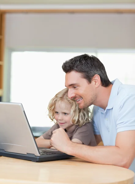 Vater und Sohn nutzen gemeinsam Laptop — Stockfoto