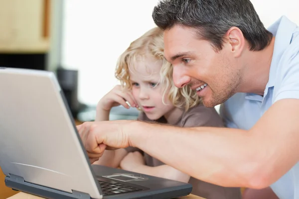 Padre mostrando a su hijo el Internet — Foto de Stock