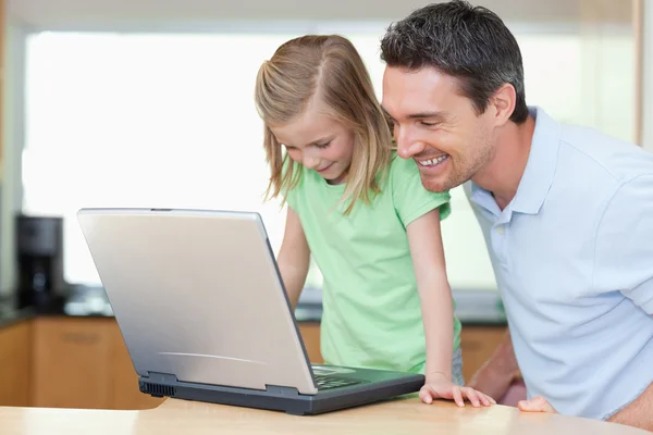 Батько і дочка з ноутбуком — стокове фото