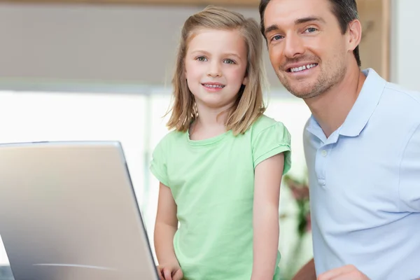 Far och dotter tillsammans med laptop — Stockfoto