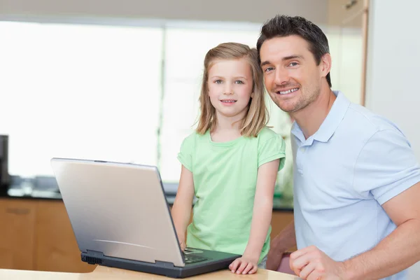 Baba ve kızı dizüstü bilgisayar kullanıyor. — Stok fotoğraf
