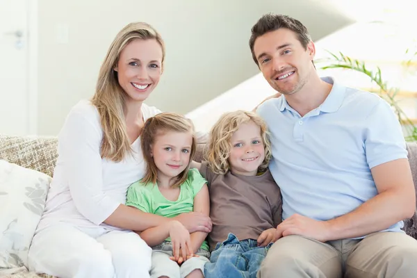Famiglia felice sul divano — Foto Stock