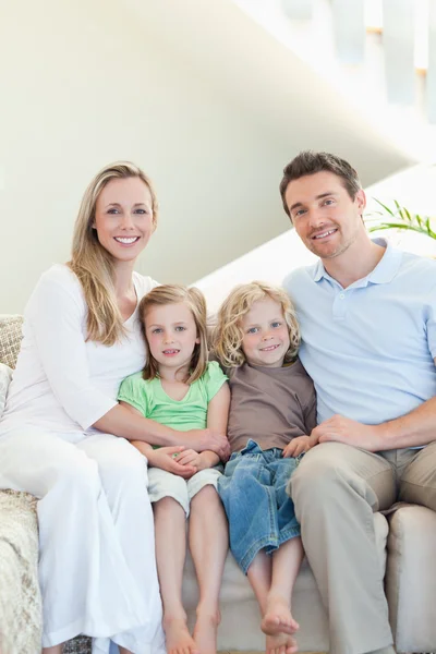 Famiglia seduta sul divano — Foto Stock