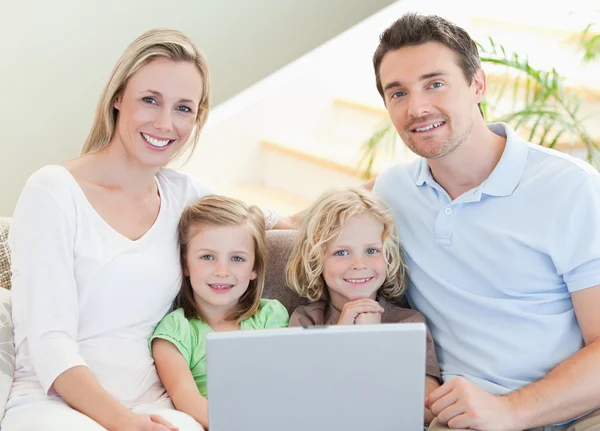 Familie met laptop op de Bank — Stockfoto