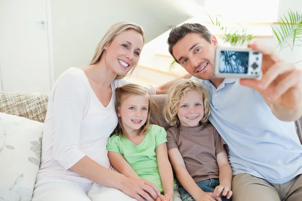 Father taking family picture on sofa — Stock Photo, Image
