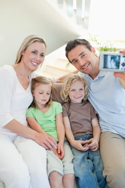 Homem tirando foto de família no sofá — Fotografia de Stock