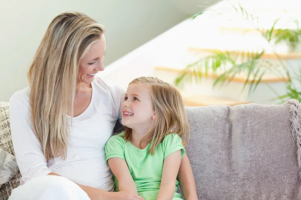 Mother and daughter sitting on sofa — Stock Photo, Image