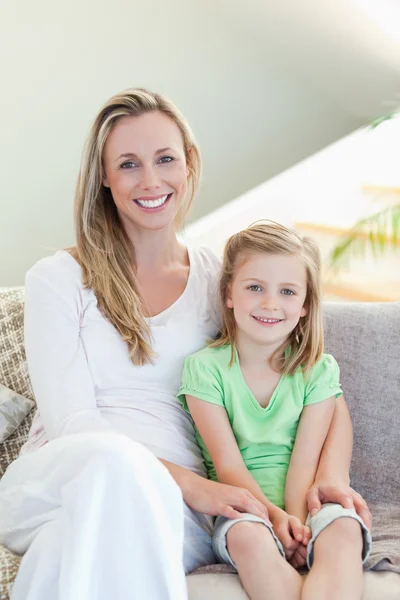 Anne ve kızı beraber kanepede oturan — Stok fotoğraf
