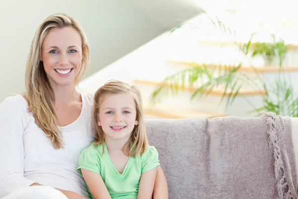 Mother and daughter sitting on couch together — Stock Photo, Image