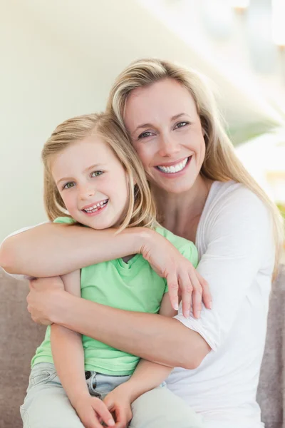 Matka objímala svou dceru na gauči — Stock fotografie