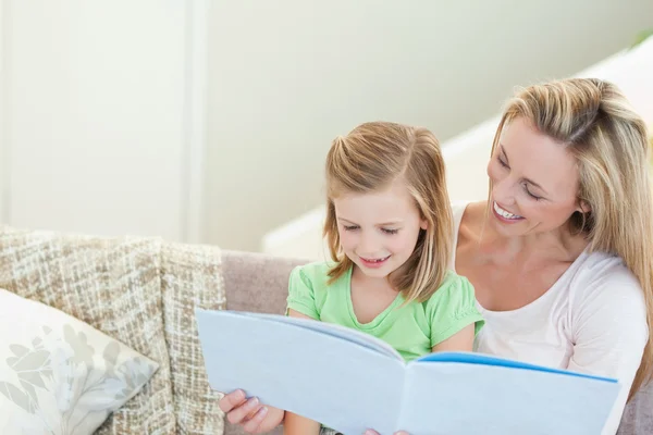 Mother and daughter reading a magazine — Stock Photo, Image