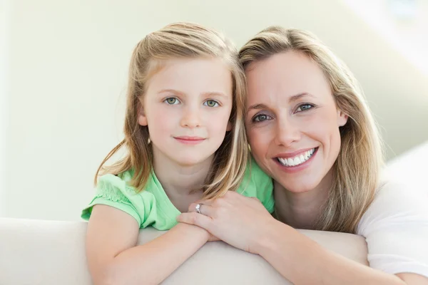 Lächelnde Mutter und Tochter auf der Couch — Stockfoto