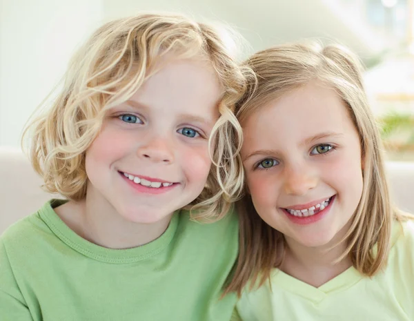 Smiling siblings — Stock Photo, Image
