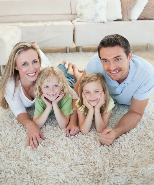 Šťastná rodina na podlaze — Stock fotografie