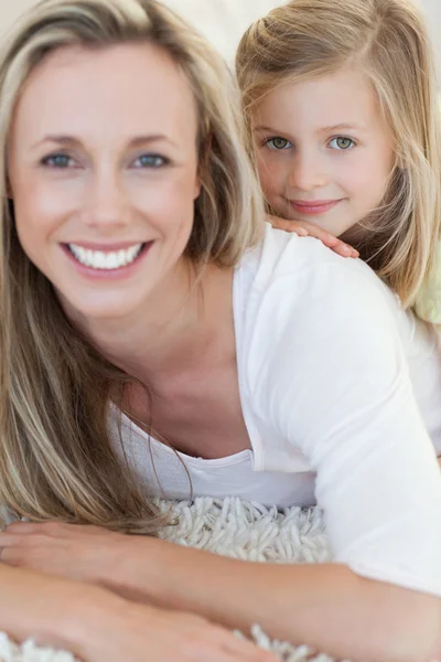 Счастливые мать и дочь на полу — стоковое фото