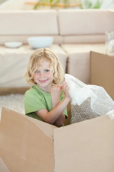 Niño jugando con caja de cartón —  Fotos de Stock