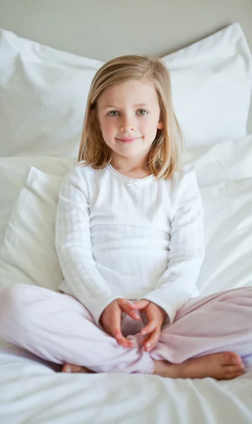 Chica sentada en la cama — Foto de Stock