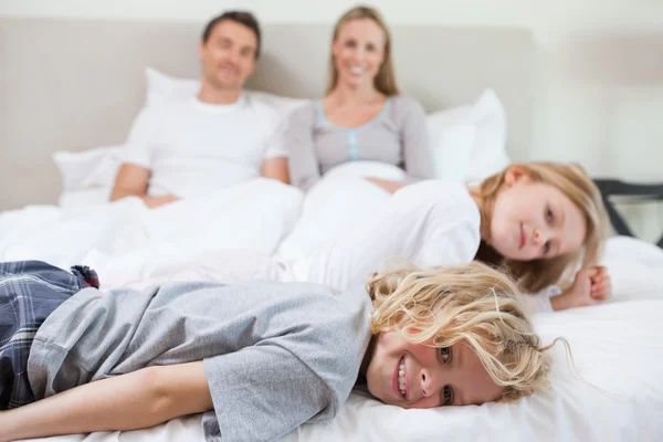 Familjen avkopplande på sängen — Stockfoto