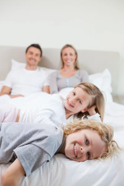 Lycklig familj ta en vila — Stockfoto