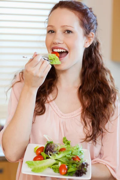 Meisje met salade — Stockfoto