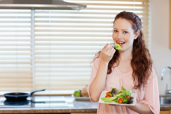 Menina ter salada saudável — Fotografia de Stock
