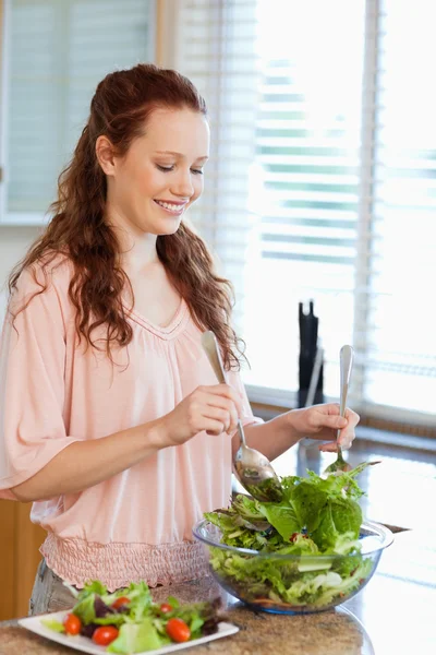 Donna che mescola ciotola di insalata — Foto Stock