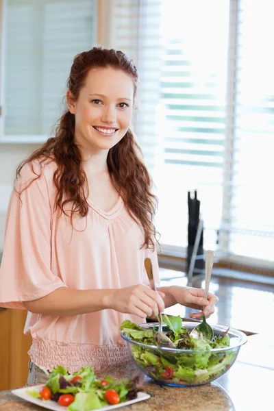 Kobieta przygotowanie sałatka — Zdjęcie stockowe
