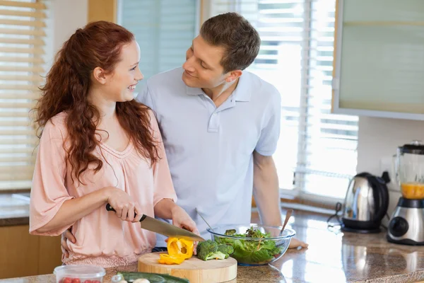 Couple préparant la salade — Photo