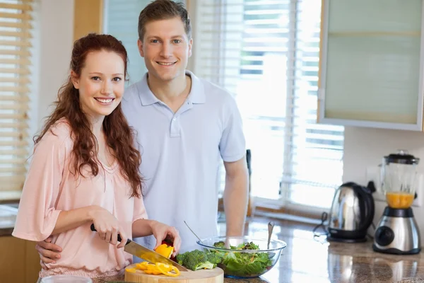 Casal na cozinha preparando salada — Fotografia de Stock