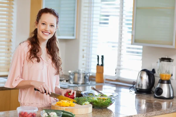 Mujer sonriente preparando ensalada — Foto de Stock