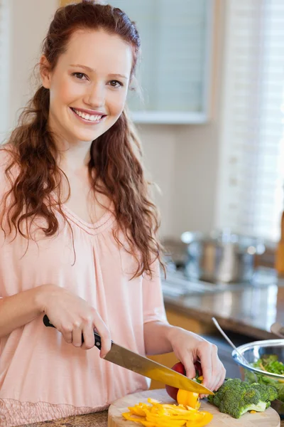 Donna che taglia ingredienti per insalata — Foto Stock