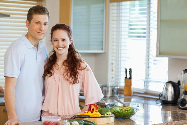 Paar steht hinter Küchentheke — Stockfoto