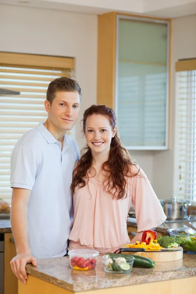 Jovem casal de pé atrás do balcão da cozinha — Fotografia de Stock