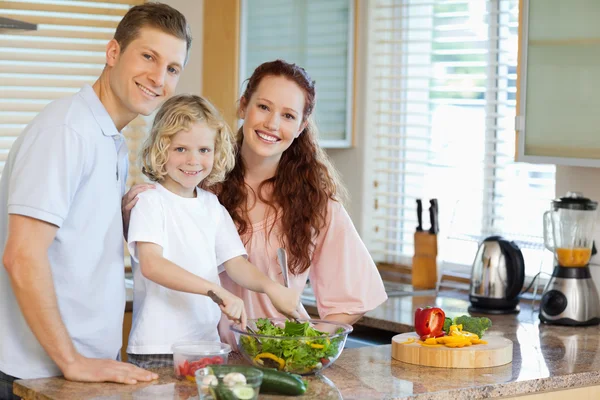 Familjen förbereda sallad — Stockfoto