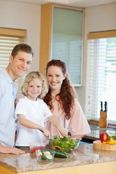 Famiglia giovane preparazione insalata — Foto Stock