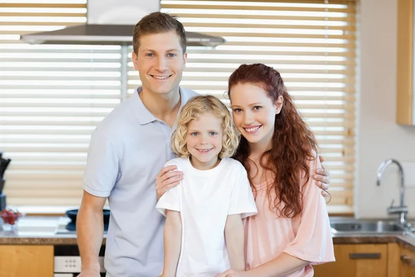 Familie staande samen in de keuken — Stockfoto