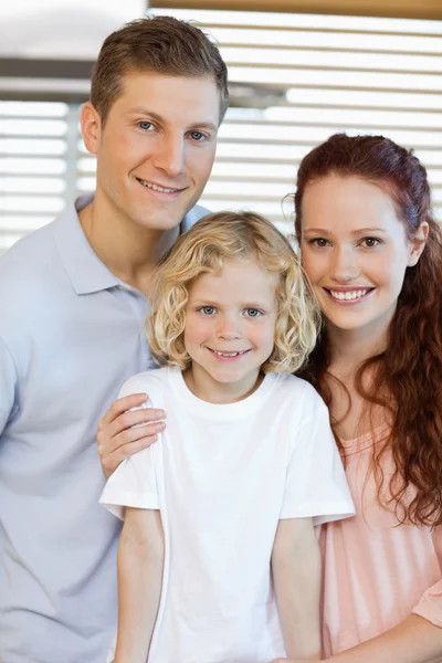 Smiling family standing in the kitchen — Stock Photo, Image