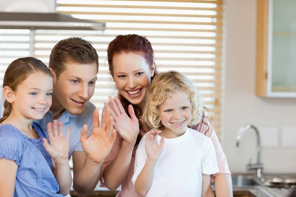 Família acenando com as mãos — Fotografia de Stock