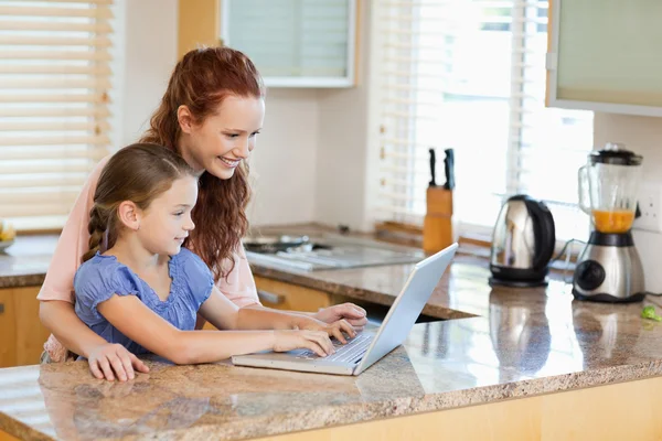 Anne ve kızı mutfakta laptop ile — Stok fotoğraf