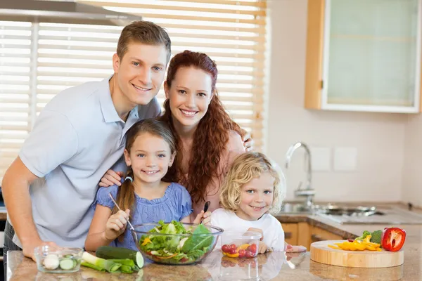 Familjen i köket — Stockfoto
