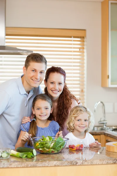 Family standing in the kitchen — Stock Photo, Image