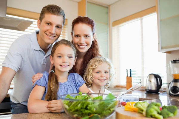 Family standing behind the kitchen counter — Stock Photo, Image
