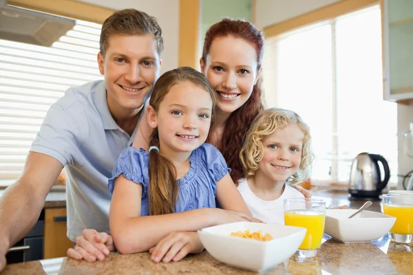 Familj med frukost i köket — Stockfoto