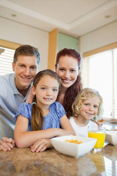 Family having breakfast in the kitchen — Stock Photo, Image