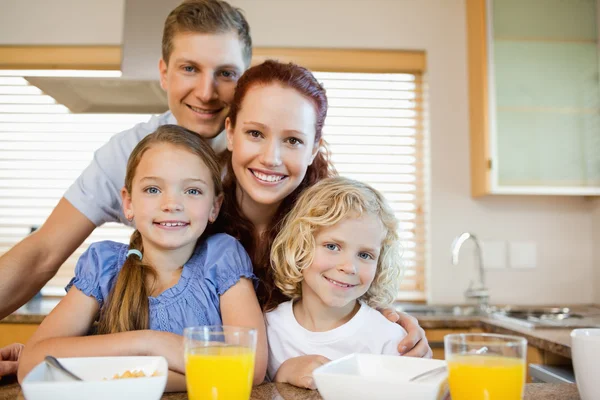 Family with breakfast behind the kitchen counter — Stock Photo, Image