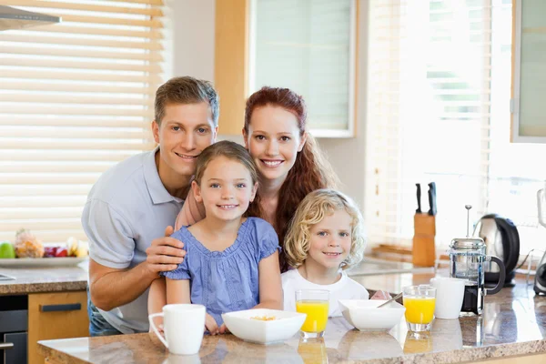 Family together with breakfast standing behind the kitchen count — Stock Photo, Image