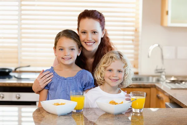 Mother with children and breakfast in the kitchen — Stock Photo, Image