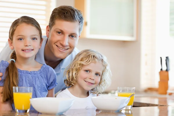 Vater mit seinen Kindern in der Küche — Stockfoto